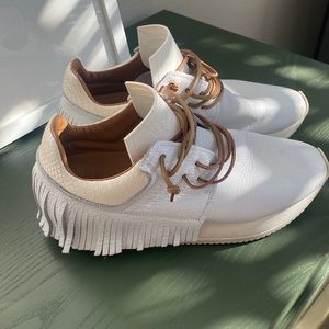 Gently worn Esseutesse leather fringe sneaker -white